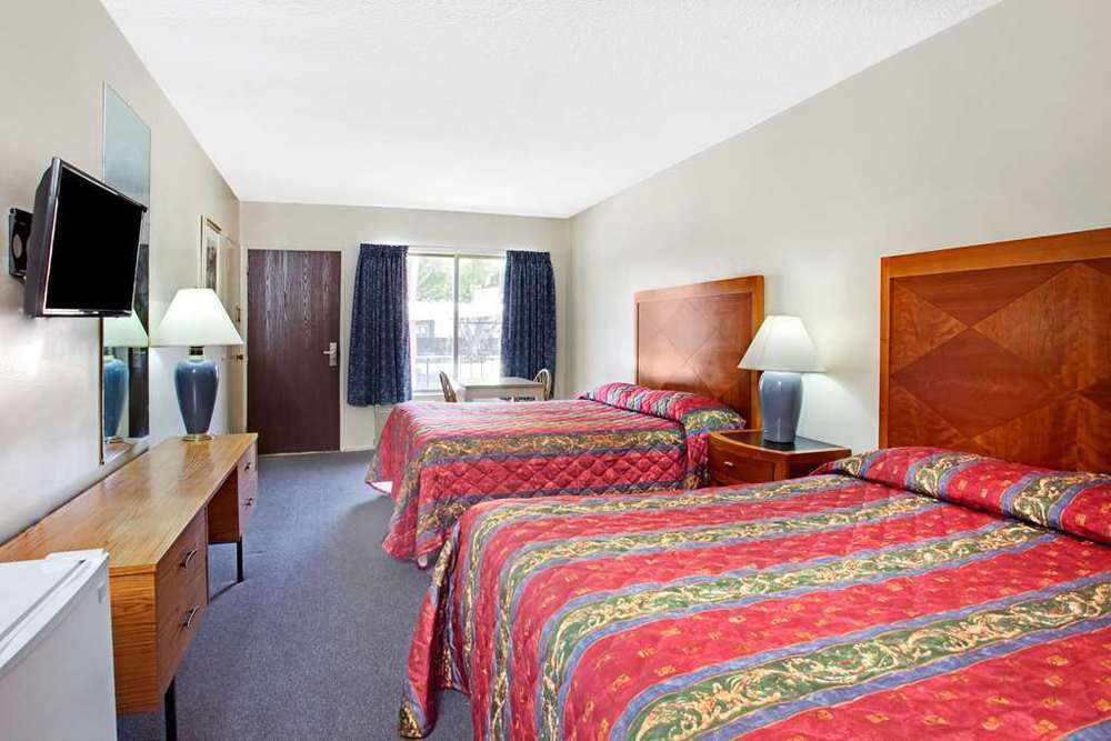 Astro Pasadena Hotel Room photo